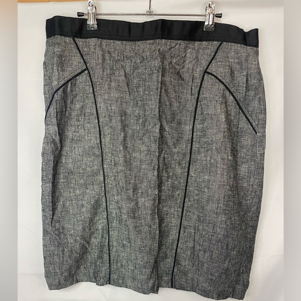Dalia Collection linen blend pencil skirt. This has beautiful seams and is lined